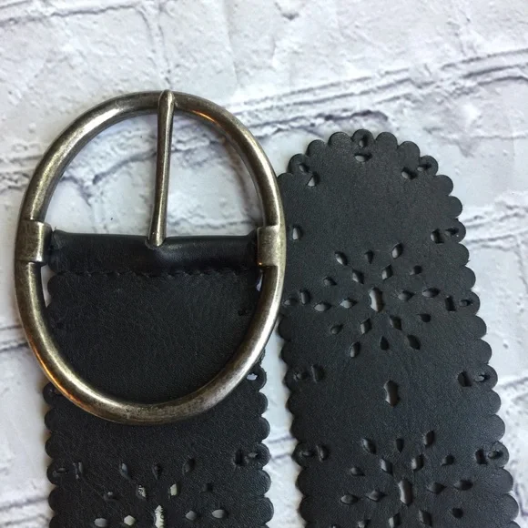Liz Claiborne Black Scalloped Laser-Cut Leather Belt with Silver Buckle - Picture 1 of 9